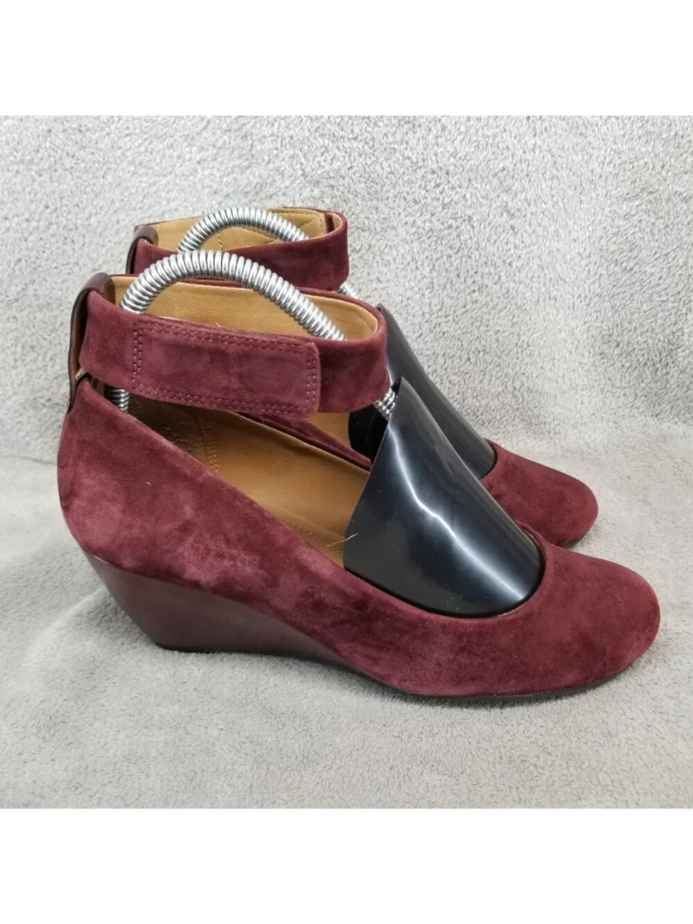Clarks Shoes Womens Size 7.5 Burgundy Red Suede Ankle Strap Wedge *Read*